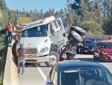 Accidente de tránsito en Valparaíso: camión termina con su rampla volcada en La Pólvora