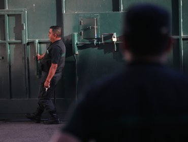 Diputados RN piden indagar fiesta con alcohol y música en Santiago 1: "No basta con las investigaciones internas de Gendarmería"