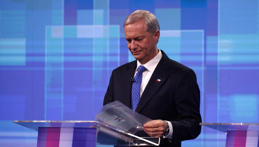 Revelan que Kast estaría utilizando chaleco antibalas en traslados a actividades: Jara lo acusa de "desconfíar del pueblo chileno"