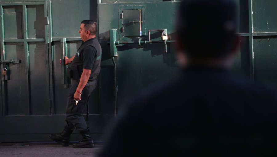 Diputados RN piden indagar fiesta con alcohol y música en Santiago 1: "No basta con las investigaciones internas de Gendarmería"