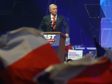 Kast cerró su campaña con multitudinario acto en el Movistar Arena y con la presencia de alcaldes de Chile Vamos