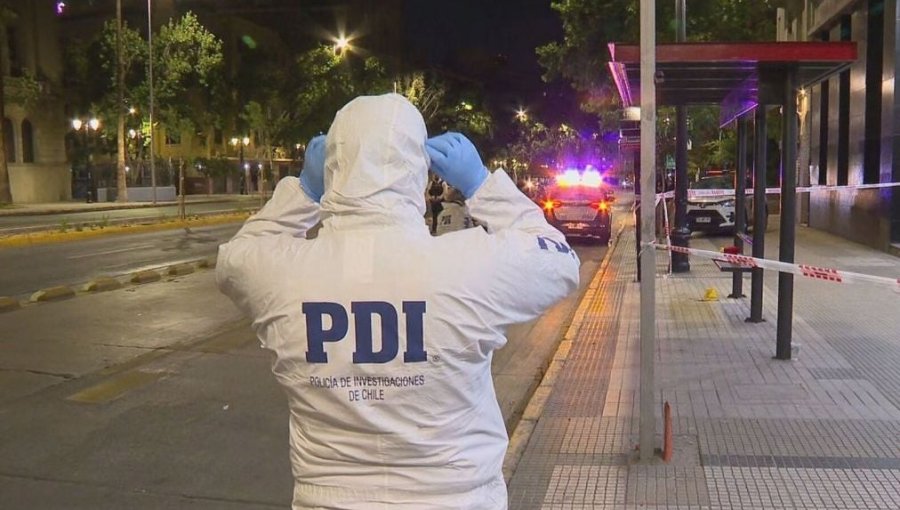Funcionario de la PDI baleó a delincuente armado que intentó asaltarlo en la Alameda