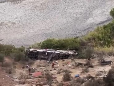 37 personas murieron tras la caída de un autobús por un barranco en la localidad peruana de Ocoña
