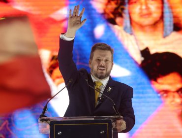 Kaiser afirmó en cierre de campaña que indultará a carabineros "condenados por defender la democracia" y lanzó críticas al PC