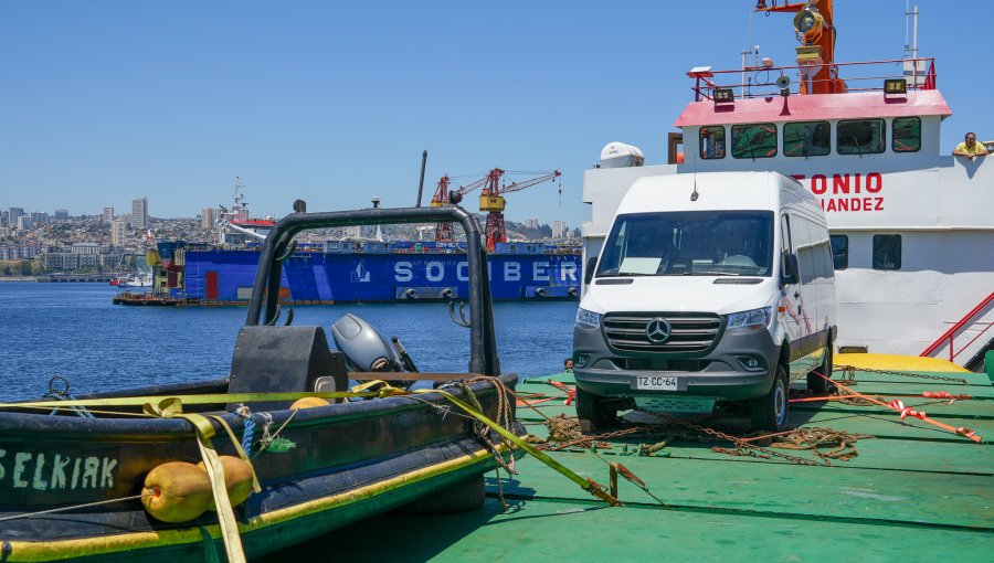 Desde Valparaíso zarpó el primer transporte público terrestre que operará en isla Robinson Crusoe: realizará 14 recorridos diarios