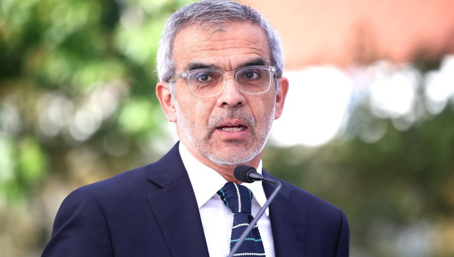 Ministro Cordero critica cánticos en cierre de campaña de Jara: "Orgulloso de ser hijo de carabinero"