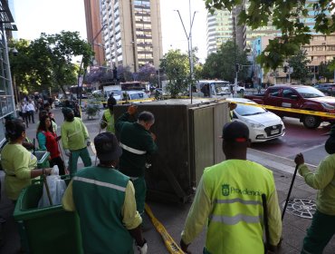 Bus del Sistema RED pierde el control y derriba semáforo y quiosco en Providencia
