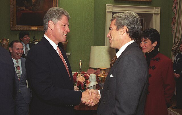 Trump pide al Departamento de Justicia y al FBI investigar a Clinton por sus presuntos vínculos con Epstein