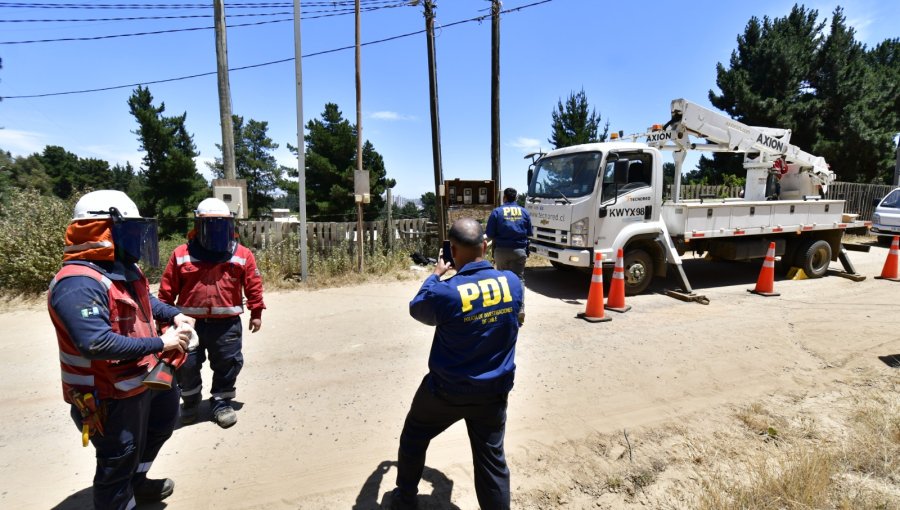 Detectan tendido eléctrico clandestino en centro recreacional viñamarino de futbolista: estuvieron "colgados" al menos cuatro años