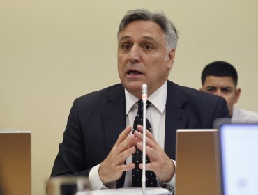 Defensa de Pardow cuestiona fondo de la acusación constitucional y justifica ausencia del exministro a comisión