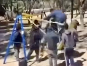 Escolar resulta lesionado tras peligrosa maniobra en juego infantil de Viña del Mar