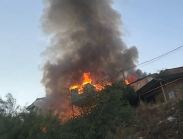 Tres viviendas destruidas y 10 personas damnificadas dejó incendio en el campamento “Nueva Esperanza” de Cerrillos