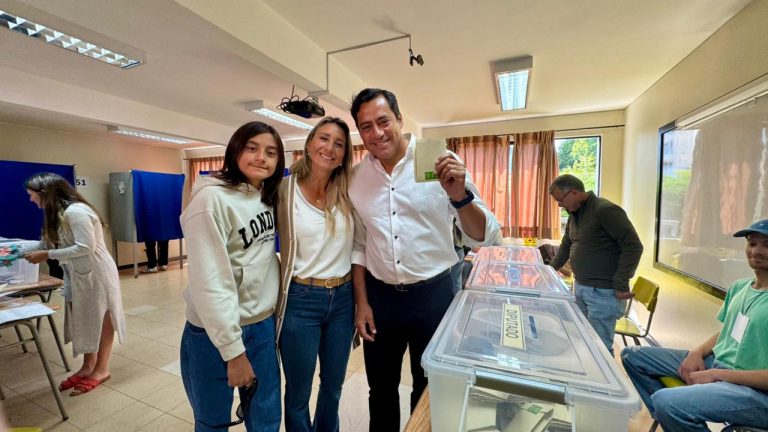 Diputado Teao promete seguir trabajando para "fortalecer la institucionalidad" e hizo un llamado a llamado a votar