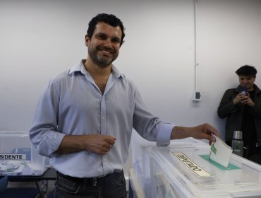 Jaime Bassa luego de sufragar en Viña del Mar: "Cuando emerge la extrema derecha, lo que tambalea es la democracia"