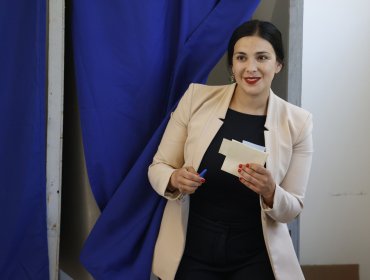 Karol Cariola votó en Viña junto al gobernador Mundaca: "Pretendemos ser equipo"