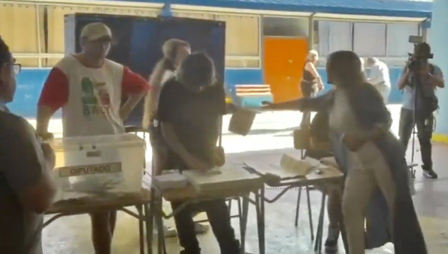 Cathy Barriga llevó galletas a los vocales en Maipú, pero les advirtieron que aceptarlas podría derivar en acusaciones de cohecho