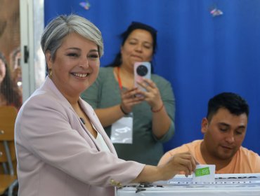 Jeannette Jara remarca que quienes aspiren a gobernar "no pueden estar escondidos detrás de un vidrio"