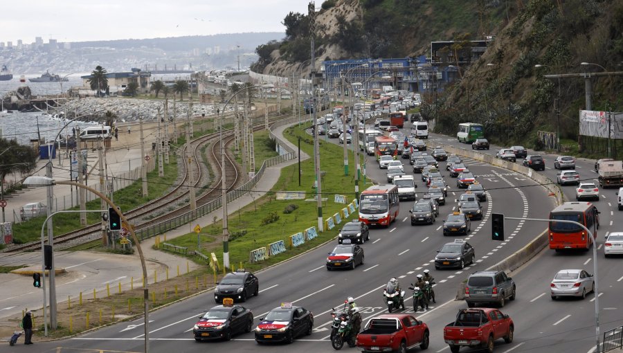 Diputado Celis denunció disminución en la frecuencia de microbuses en la región de Valparaíso: "Es grave e inaceptable"