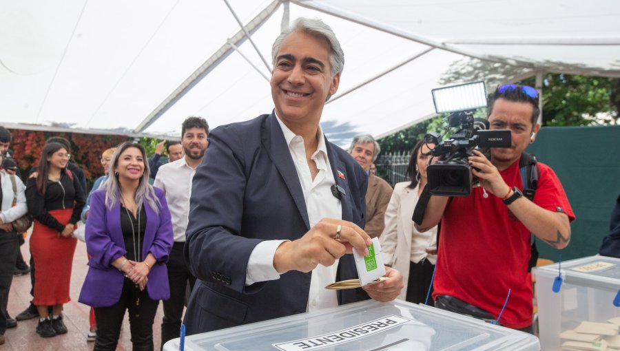 Enríquez-Ominami llama a votar "sin dejarse manipular" y asegura que "voy a pasar con un candidato de derecha"