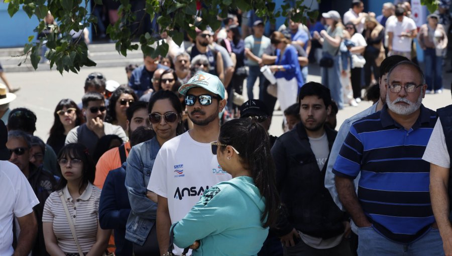 Largas filas, tiempos prolongados de espera y altas temperaturas marcaron las elecciones presidencial y parlamentarias en Chile