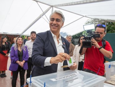 Enríquez-Ominami llama a votar "sin dejarse manipular" y asegura que "voy a pasar con un candidato de derecha"