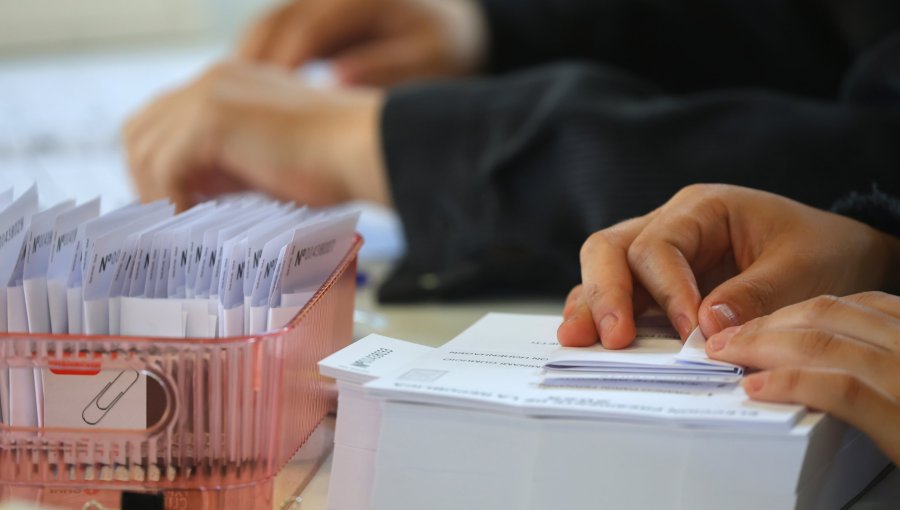 Dos personas han sido detenidas hasta el momento en la región de Valparaíso tras oponerse a realizar labores de vocal de mesa