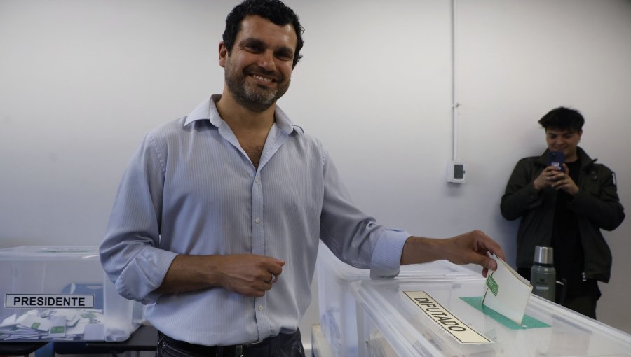 Jaime Bassa luego de sufragar en Viña del Mar: "Cuando emerge la extrema derecha, lo que tambalea es la democracia"