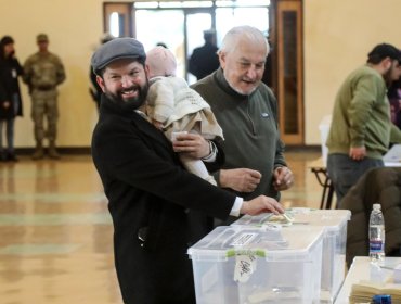Presidente Boric hizo un llamado a votar y afirmó que este domingo "se juega la consolidación de la democracia"