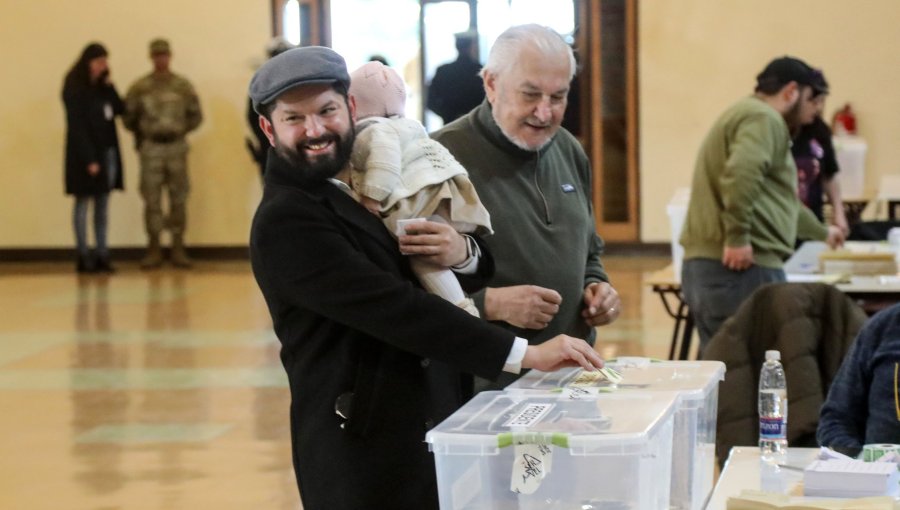 Presidente Boric hizo un llamado a votar y afirmó que este domingo "se juega la consolidación de la democracia"