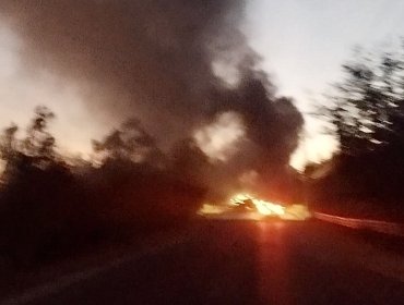 Desconocidos instalaron y encendieron barricadas en la variante Agua Santa de Viña