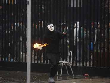 Nuevos incidentes en el Instituto Nacional: Encapuchados lanzaron bombas molotov y generaron desórdenes