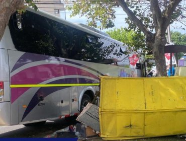 Tres lesionados deja colisión entre un bus y un vehículo con posterior choque a un kiosco en Viña del Mar