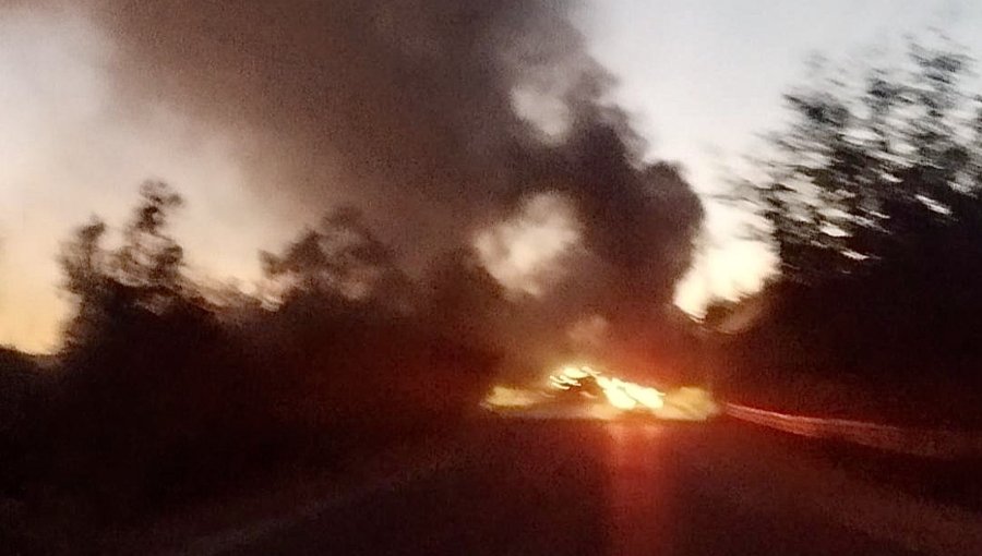 Desconocidos instalaron y encendieron barricadas en la variante Agua Santa de Viña