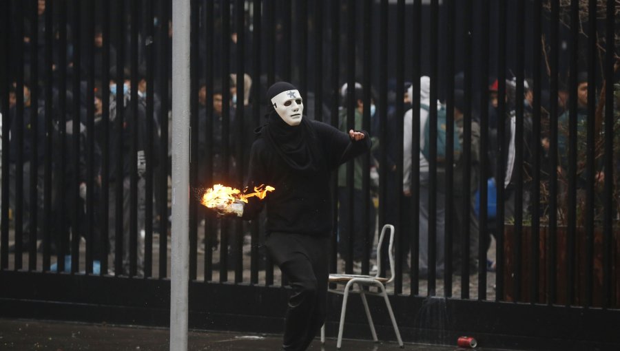 Nuevos incidentes en el Instituto Nacional: Encapuchados lanzaron bombas molotov y generaron desórdenes