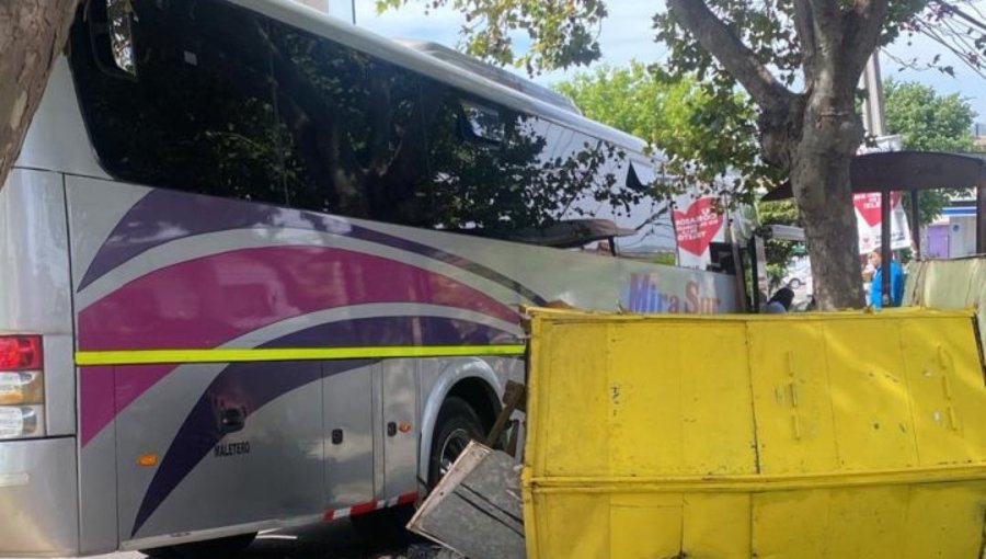 Tres lesionados deja colisión entre un bus y un vehículo con posterior choque a un kiosco en Viña del Mar