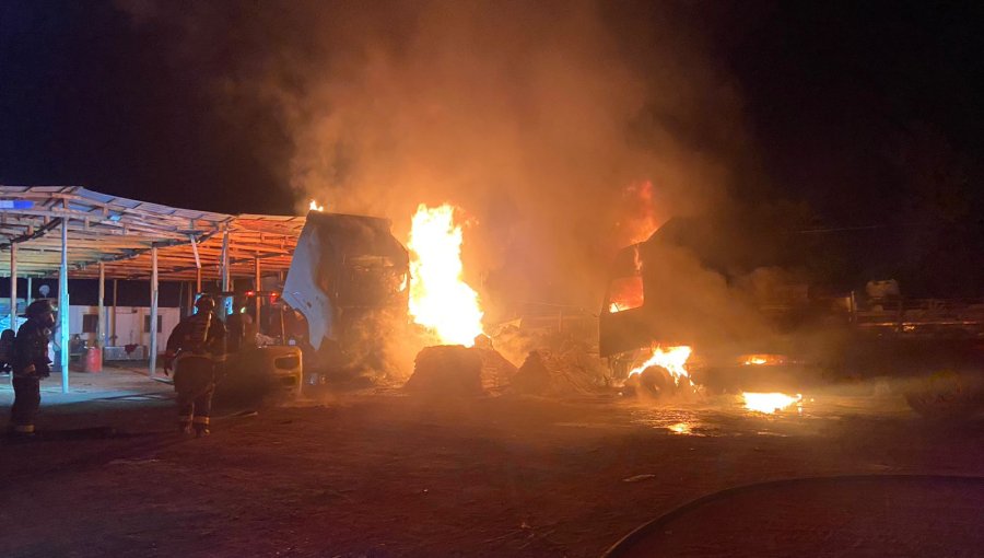 Dos camiones quemados deja incendio en la caletera de la ruta 60CH de Quillota