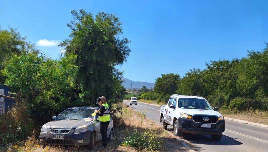 Intensifican fiscalizaciones a vehículos abandonados en la vía pública de Papudo: buscan disminuir posibles focos de delitos