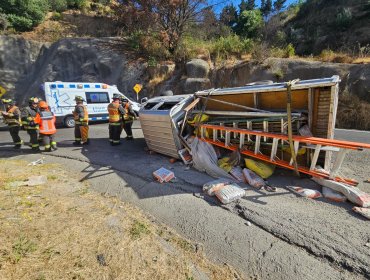 Tres personas lesionadas deja volcamiento de un camión 3/4 en ruta Las Palmas en dirección a Viña del Mar