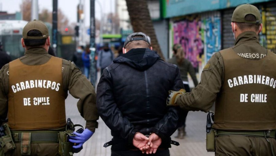 Carabineros detuvo a seis comerciantes ambulantes de Viña del Mar que atacaron con piedras a funcionarios municipales