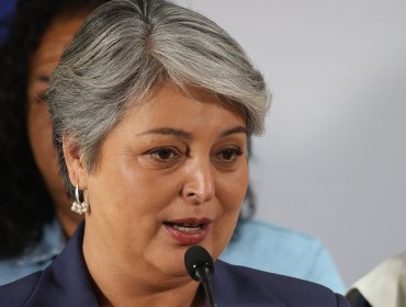 Jara llamó a parlamentarios de su sector a presentar una acusación constitucional contra el ministro Simpertigue