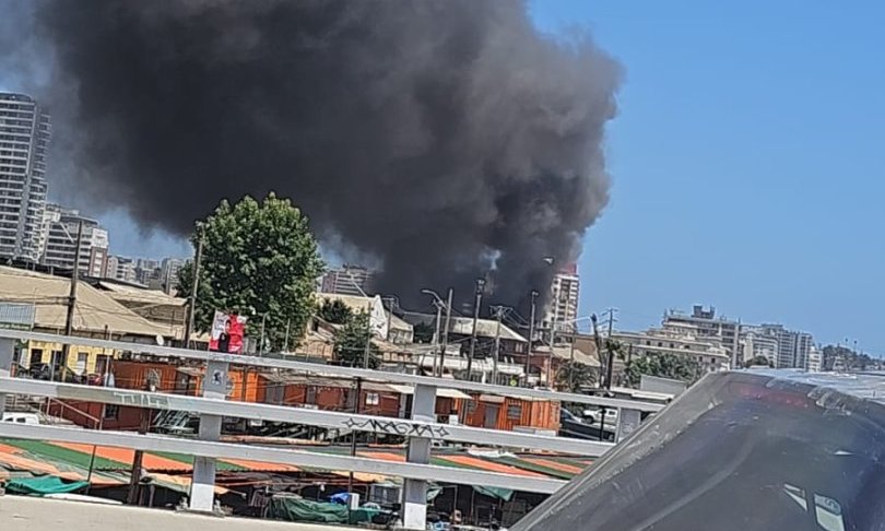 Las imágenes que deja el incendio estructural en mall chino del centro de Viña del Mar