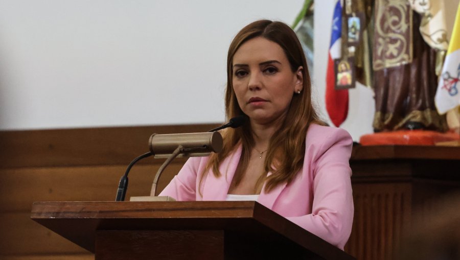 Analista proyecta pronto quiebre entre Camila Flores y RN: "El oportunista político ve dónde están las oportunidades para mantenerse"