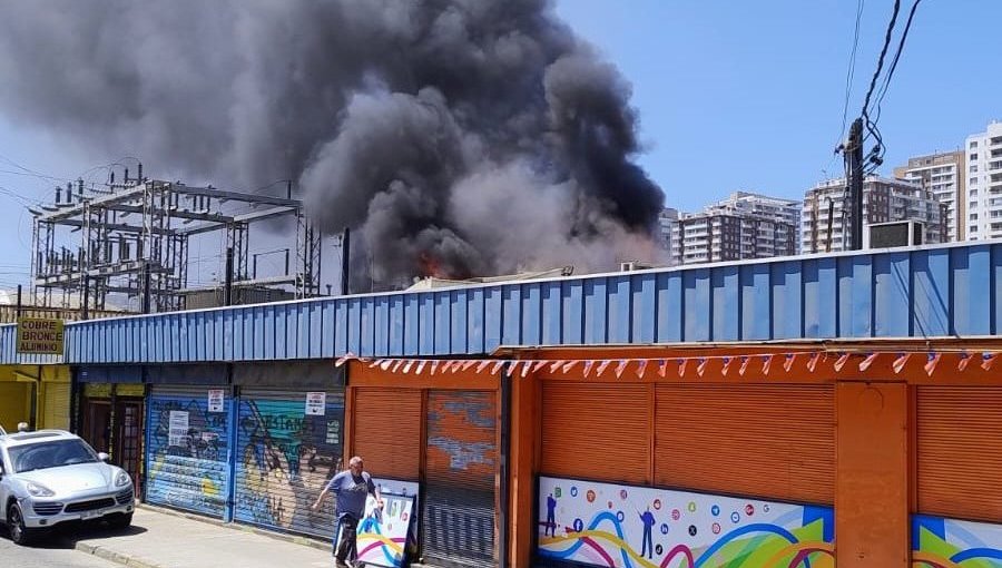 Incendio en bodegas de un mall chino de Viña del Mar dejó cuatro locales afectados y a más de 60 mil clientes sin energía eléctrica