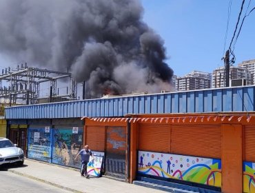 Incendio en bodegas de un mall chino de Viña del Mar dejó cuatro locales afectados y a más de 60 mil clientes sin energía eléctrica