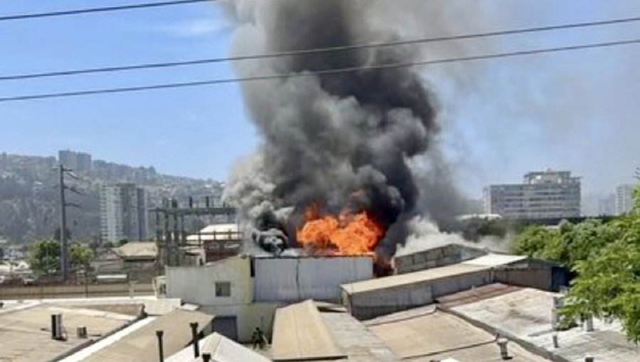 Cuatro locales comerciales ha consumido incendio en bodega de mall chino en Viña del Mar: 60 mil clientes están sin luz