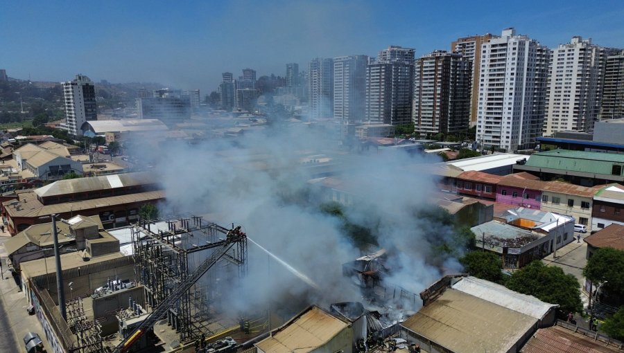 Cuatro locales comerciales ha consumido incendio en bodega de mall chino en Viña del Mar: 60 mil clientes están sin luz
