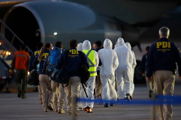 Expulsan de Chile a 69 extranjeros en vuelo chárter con destino a Perú y Colombia por delitos como homicidio, violación y robo