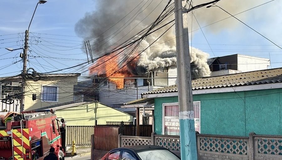 Incendio consume una casa habitación de dos pisos en la calle Condell de San Antonio