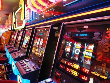 La ciencia del azar en las tragaperras y el engaño del cerebro
