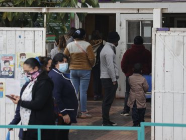 Fuerte olor a gas deja nuevas víctimas en Quintero: ni Bomberos ni la Armada han hallado la fuente de la contaminación